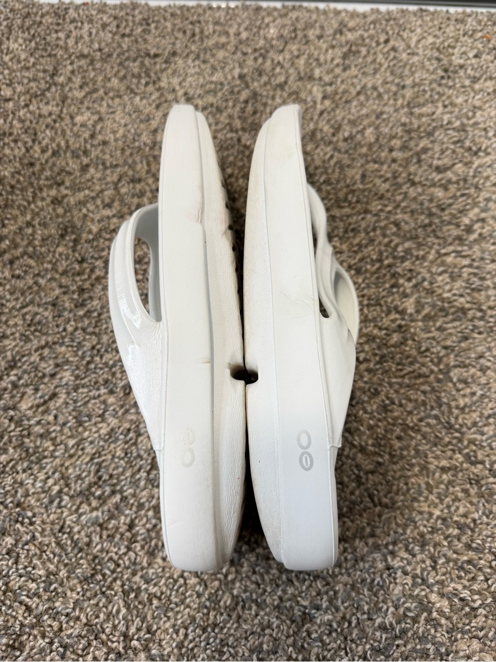 OOFOS Women’s White Thong Sandals - Picture 3 of 6
